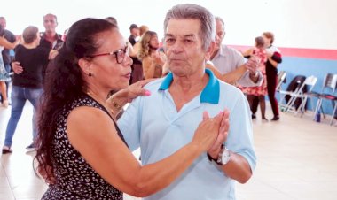 Maria faz a alegria do povo com um baile de terceira idade maravilhoso