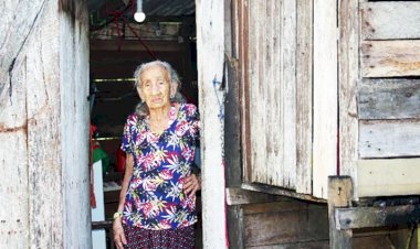 Aos 104 anos, Dona Ernestina recebe reconhecimento e apoio para reforma de moradia