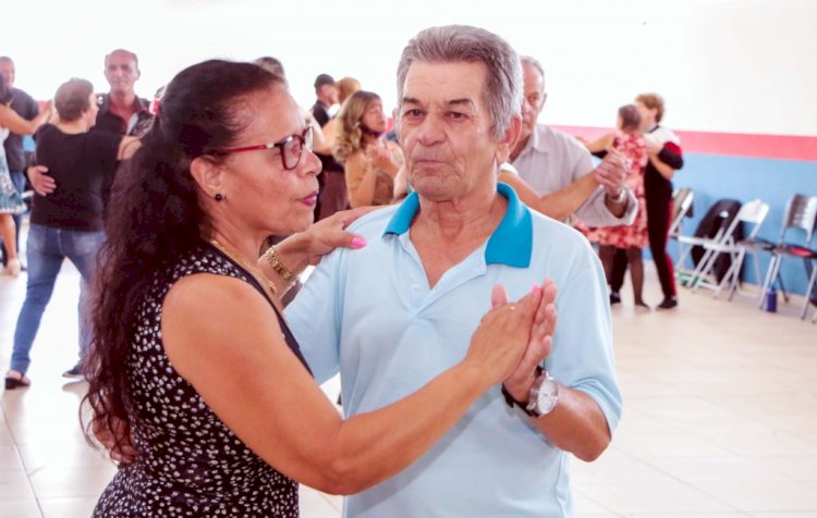 Maria faz a alegria do povo com um baile de terceira idade maravilhoso
