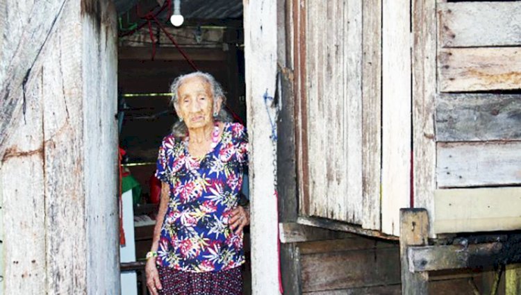 Aos 104 anos, Dona Ernestina recebe reconhecimento e apoio para reforma de moradia