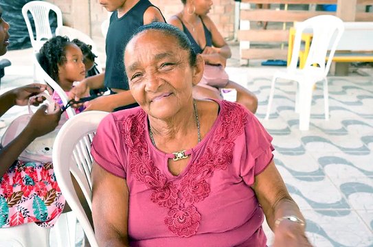 AP/Santana: Moradora do Alto Pirativa, de 66 anos, atravessa rio para participar da 3ª grande ação de saúde e cidadania do Mais Sorriso